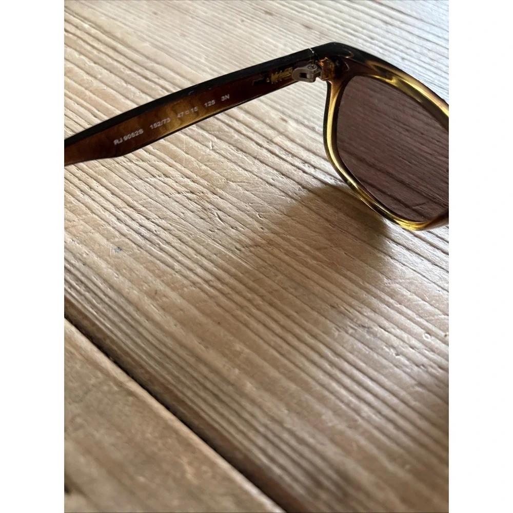 Pre-owned Ray-Ban Junior sunglasses. Scratched lenses; good frame. See photos.